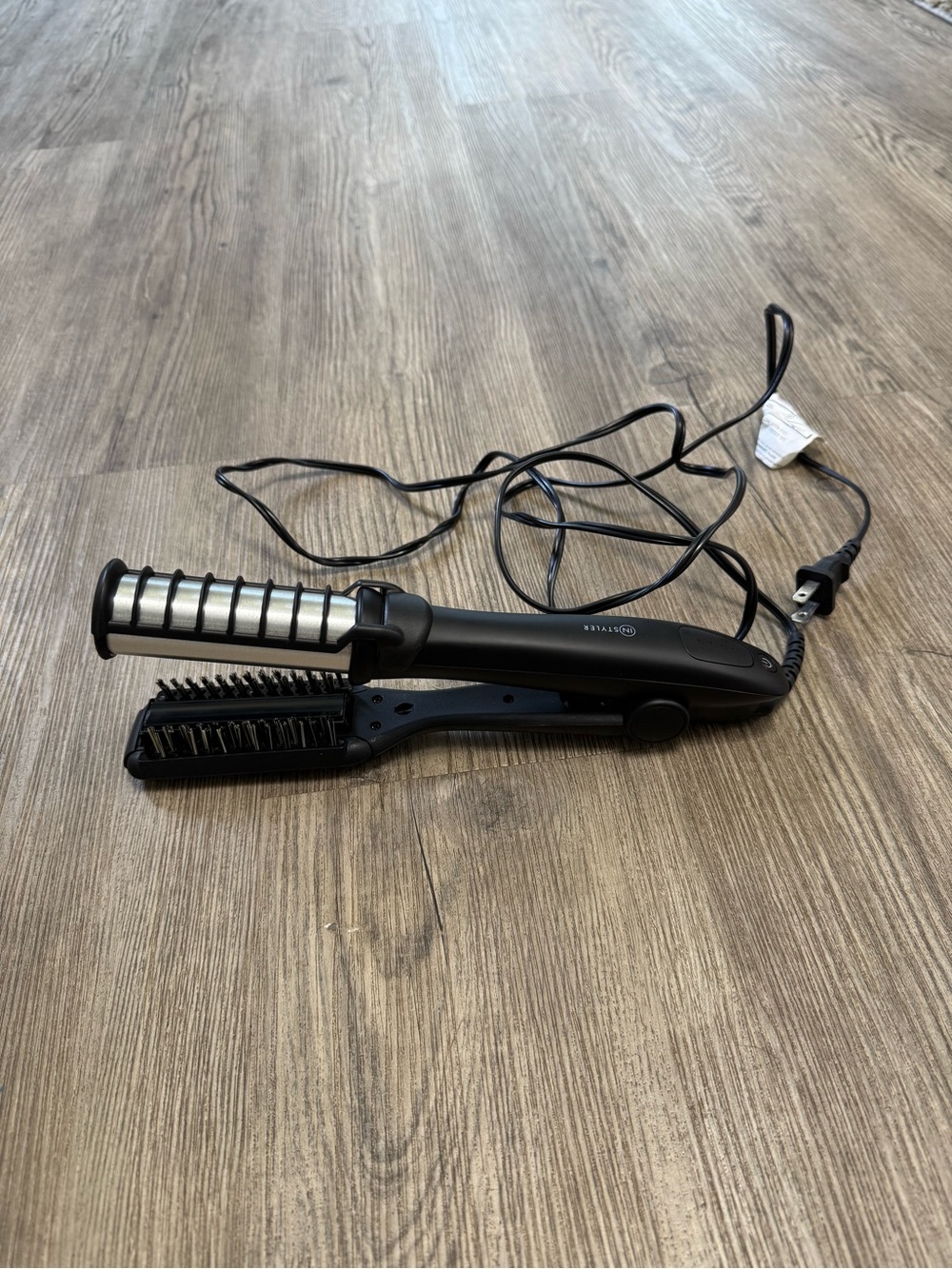 Barely used InStyler MAX PRIME 1.25” 2-Way Rotating Iron in excellent condition.